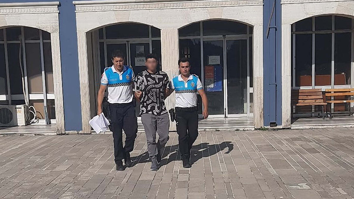İzmir’in Foça ilçesinde polis ve jandarmanın ortak operasyonuyla durdurulan taksideki