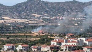 Muğla’nın Datça ilçesinde, maki yangını çıktı. Alevler havadan ve karadan