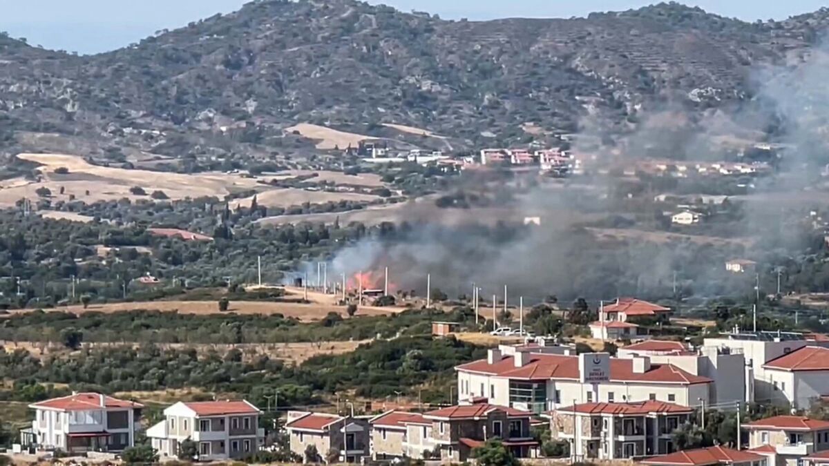 Muğla’nın Datça ilçesinde, maki yangını çıktı. Alevler havadan ve karadan