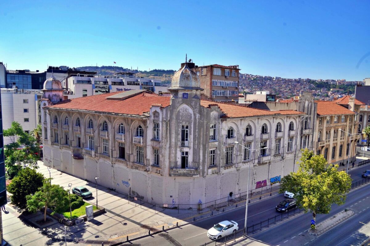 İzmir Büyükşehir Belediyesi kentin kalbinde yer alan ve yıkılma riski