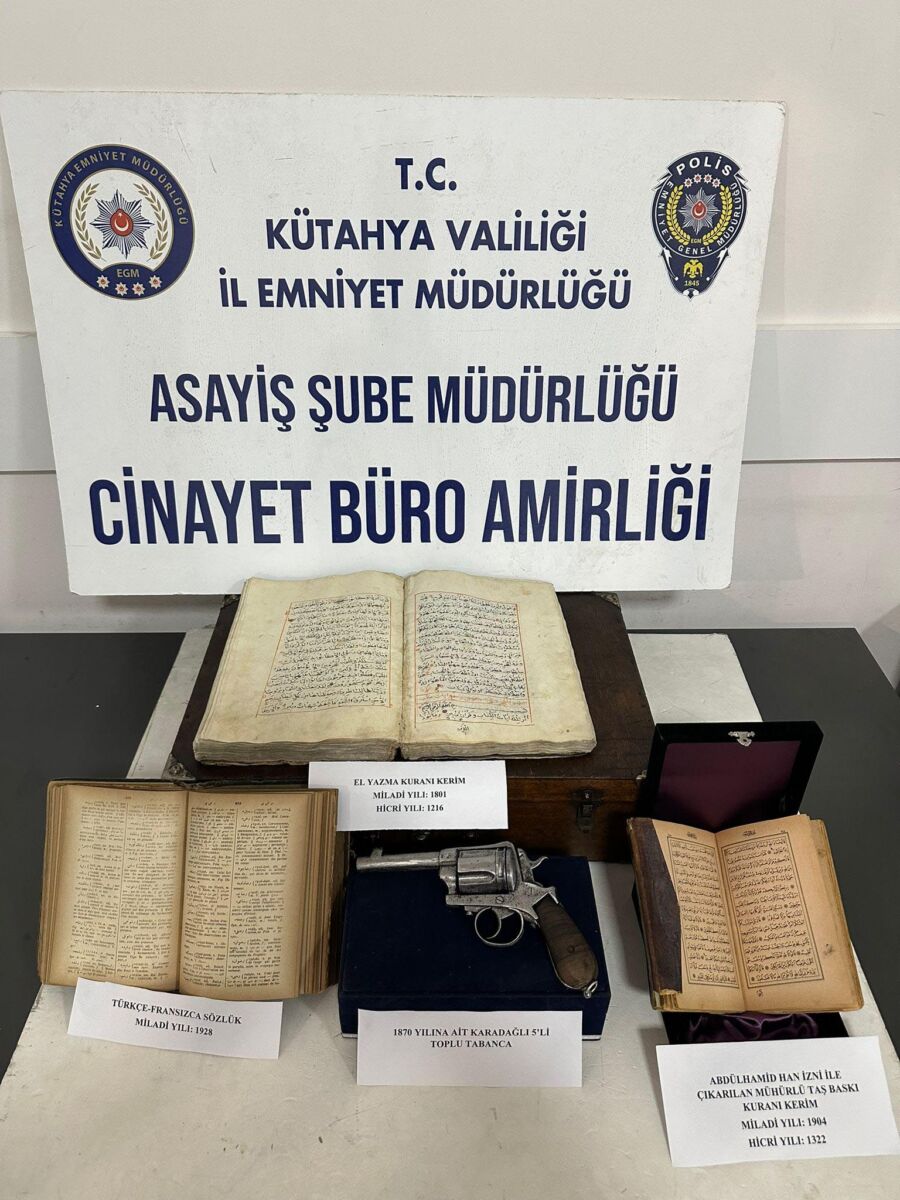 Tarihi eser kaçakçılığı operasyonu: 223 yıllık eserler yakalandı Kütahya’da polisin şüphe üzerine durdurduğu araçta, 223 yıllık el yazması