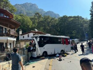 Muğla’nın Ula ilçesinin ‘Akyaka Mahallesi’nde, freni boşaldığı öne sürülen tur