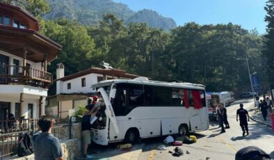 Tur otobüsü park halindeki araçlara çarptı, 1 çocuk öldü