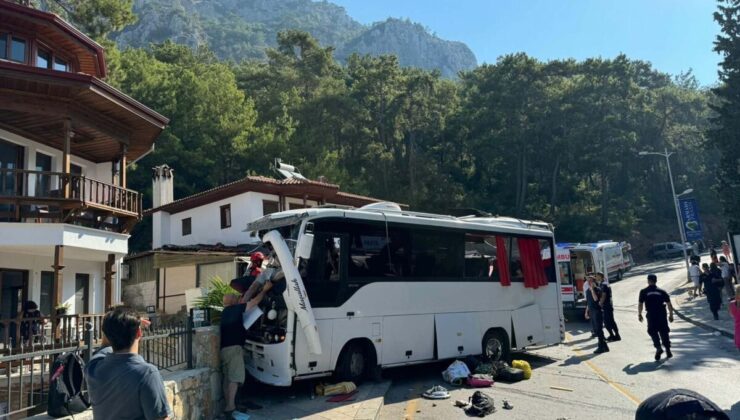 Tur otobüsü park halindeki araçlara çarptı, 1 çocuk öldü