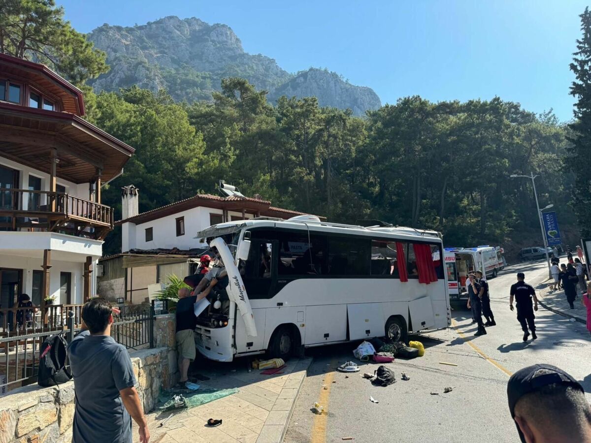 Muğla’nın Ula ilçesinin ‘Akyaka Mahallesi’nde, freni boşaldığı öne sürülen tur