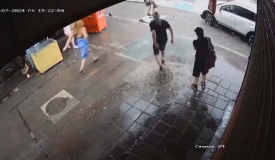 İzmir’deki sağanakta iki kişinin akıma kapıldığı anlar kamerada