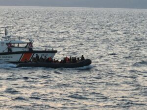İzmir’in Urla ve Seferihisar ilçeleri açıklarında lastik botlarla denize açılan