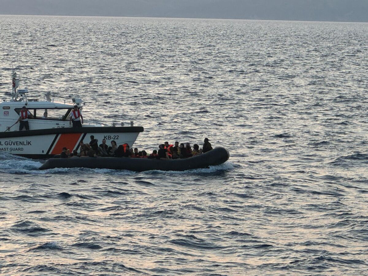 İzmir’in Urla ve Seferihisar ilçeleri açıklarında lastik botlarla denize açılan