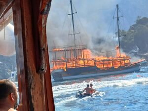 Marmaris’te Amazon Koyu açıklarındaki 20 metre uzunluğundaki bir tur teknesinde,