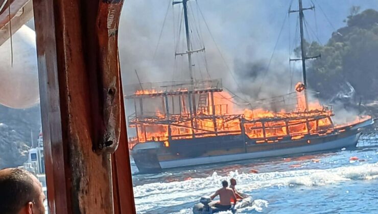 Marmaris’te tur teknesi yandı, tahliye edilen 39 kişiden yaralı 4’ü hastaneye sevk edildi