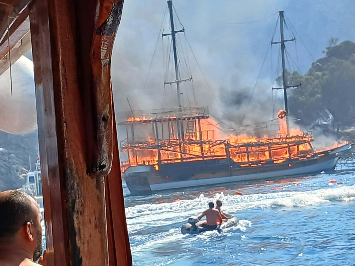 Marmaris’te Amazon Koyu açıklarındaki 20 metre uzunluğundaki bir tur teknesinde,