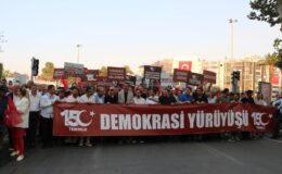 AK Parti İzmir İl Gençlik Kolları ‘Demokrasi Yürüyüşü’ düzenlendi