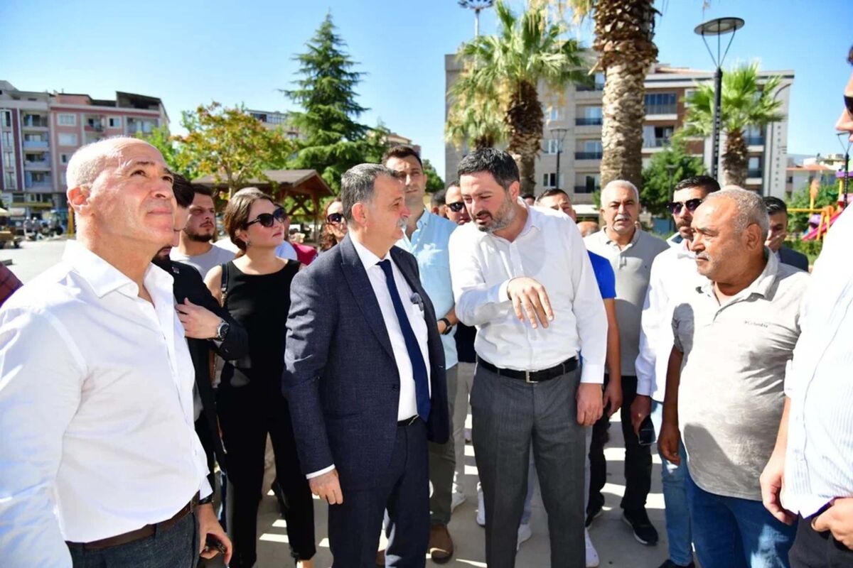 Manisa’nın Yunusemre Belediye Başkanı Semih Balaban Muradiye Mahallesi’ndeki ek hizmet