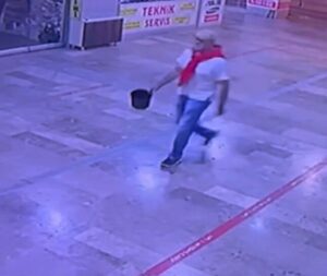 İzmir’in Urla ilçesinde, kimliği belirsiz kişi iş yeri önünde saksıya