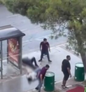 İzmir’in Karabağlar ilçesinde, bir kafenin önüne otomobil park eden A.S.