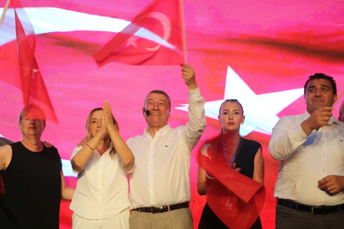 İzmir’in Güzelbahçe Belediye Başkanı Mustafa Günay, göreve gelişinin üzerinden geçen