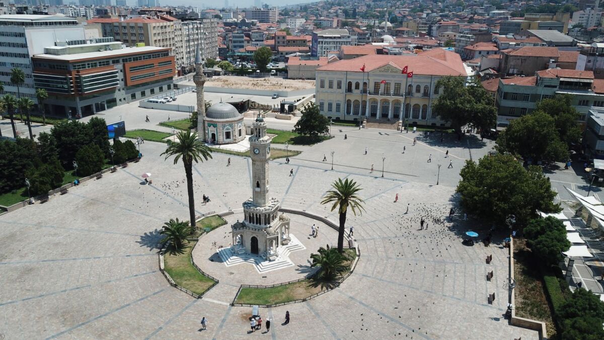 İzmir’de de etkisini gösteren kavurucu sıcaklıklar vatandaşları bunalttı. 38 dereceyi