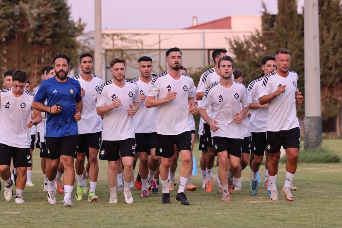 Futbol şubesinin kulübe talip olan yatırımcı grubuna devredilmesini bekleyen Altay,