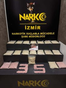 İzmir’in Konak ilçesinde, ‘torbacı’ olarak tabir edilen sokakta uyuşturucu satan
