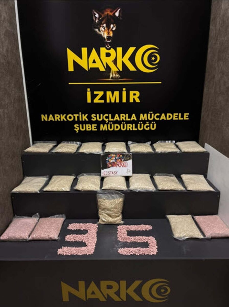 İzmir’in Konak ilçesinde, ‘torbacı’ olarak tabir edilen sokakta uyuşturucu satan