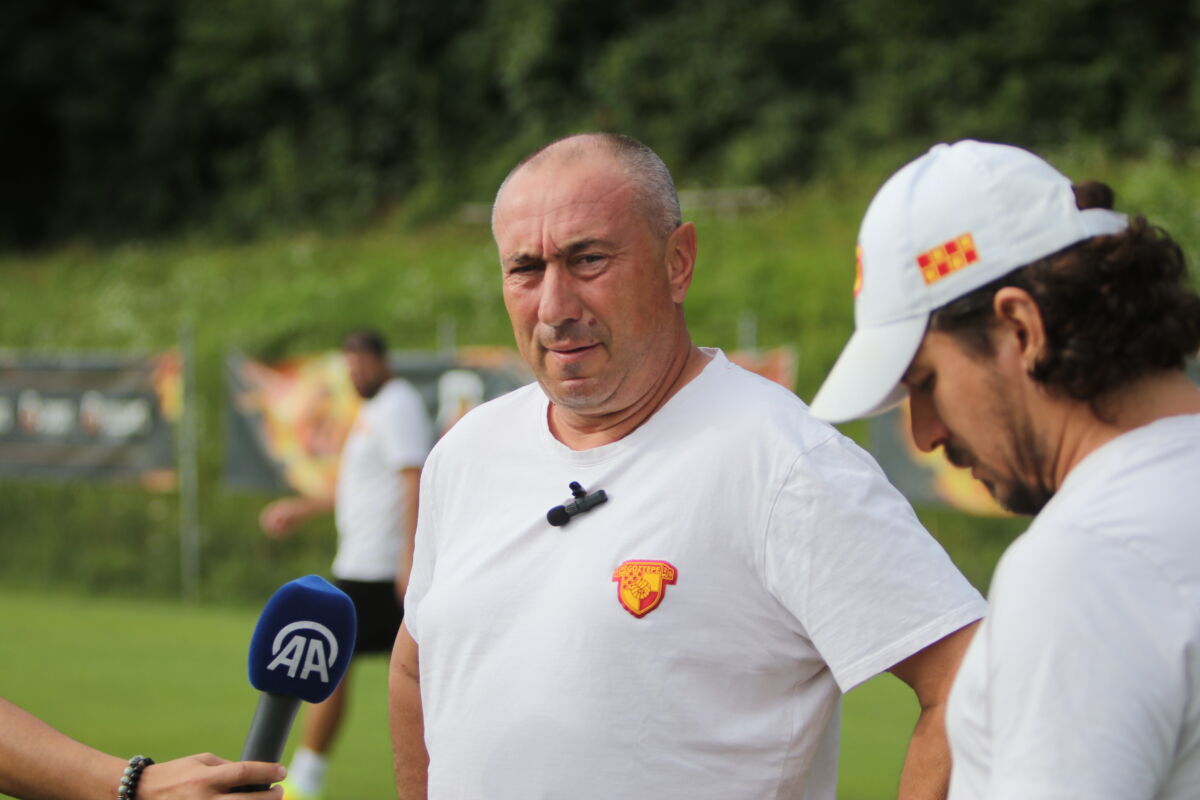 Yeni sezon hazırlıklarını Slovenya’da sürdüren Göztepe’nin teknik direktörü Stanimir Stoilov,