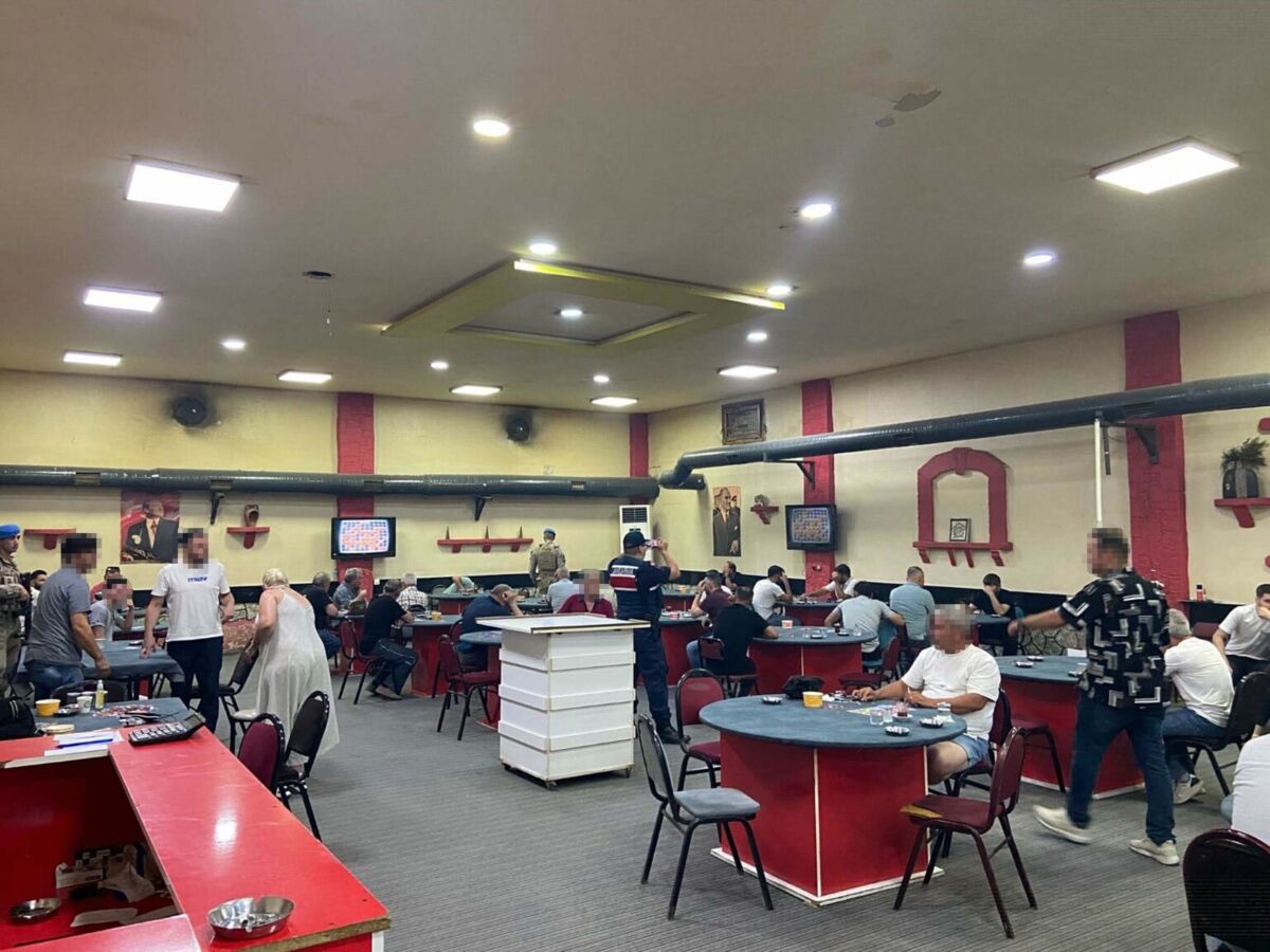 Jandarma’dan beş noktada eş zamanlı kumar operasyonu İzmir’de jandarma ekiplerinin 5 ayrı adrese düzenlediği operasyonlarda kumar oynadıkları