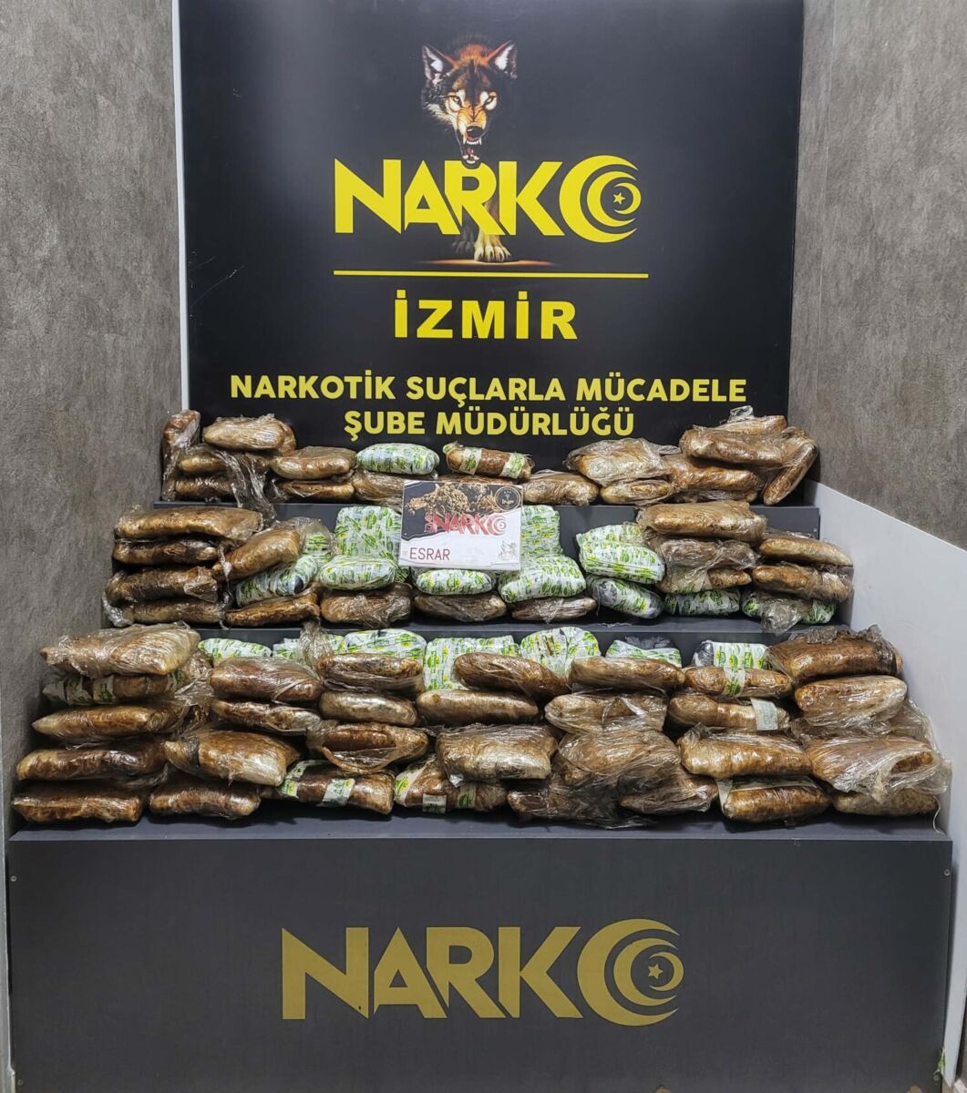 İzmir’de çelik kapıya gizlenmiş yüklü miktarda yasaklı madde ele geçirildi İzmir’de polisin durdurduğu kamyonda çelik kapılara gizlenmiş 62 kilo esrar