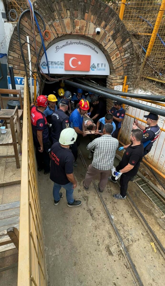 İzmir’de bir madende tahkimat yenilemesinde, yukarıdan düşen kaya parçaları nedeniyle