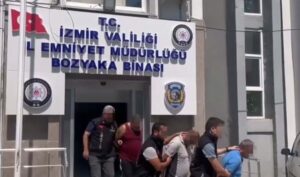 İzmir’in Çiğli ilçesinde gündüz vakti ellerindeki ekipmanlarla kanalizasyona inerek bir