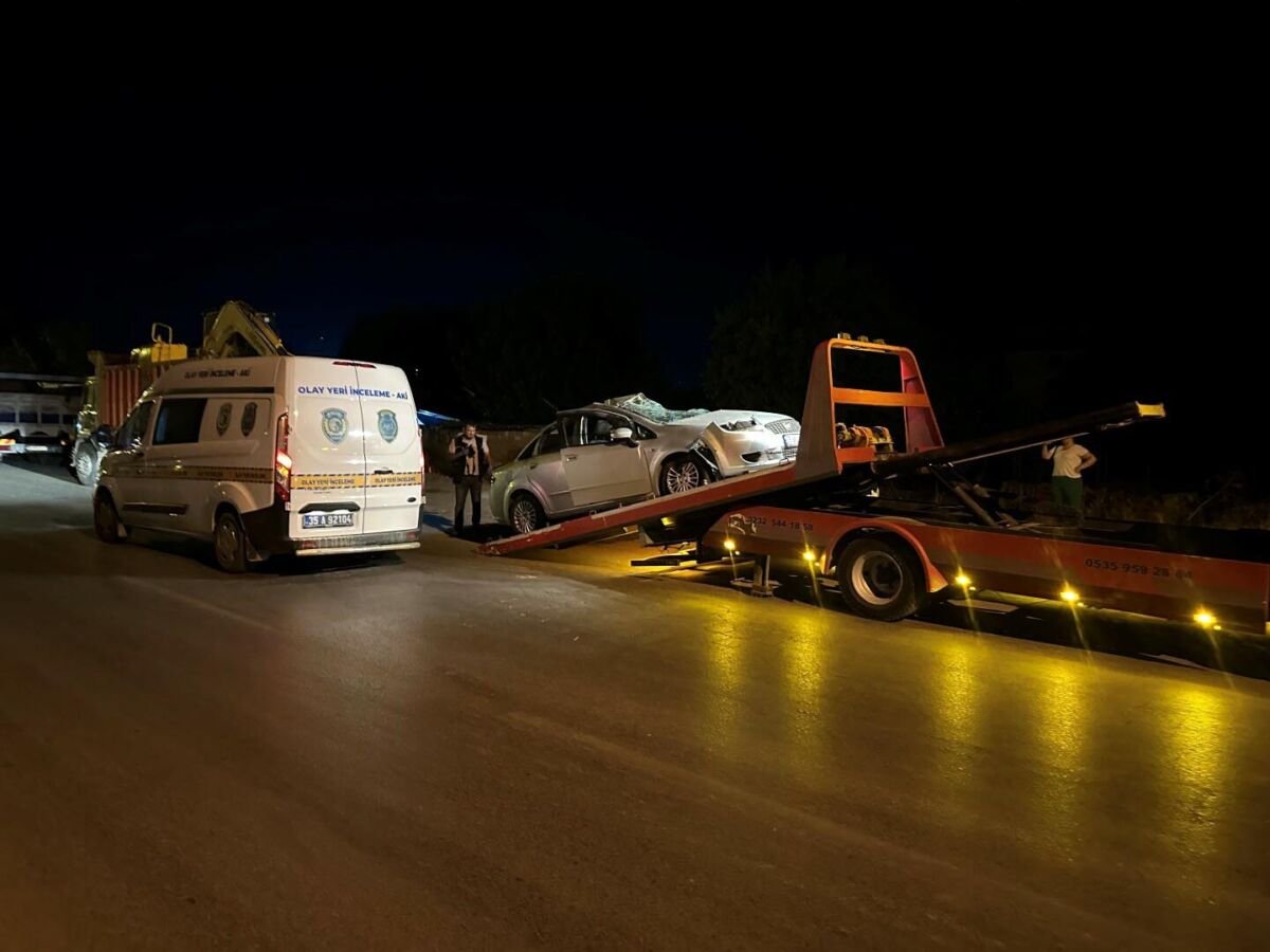 İzmir’in Ödemiş ilçesinde, virajlı yolda sürücüsünün kontrolünden çıkan otomobil, park