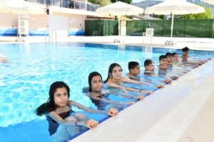 Çiğli Belediyesi tarafından, Yaz Spor Okulları kapsamında düzenlenen yüzme kursuna