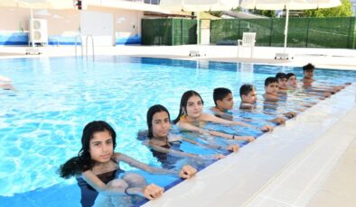 Çiğlili çocuklardan yüzme kurslarına büyük ilgi