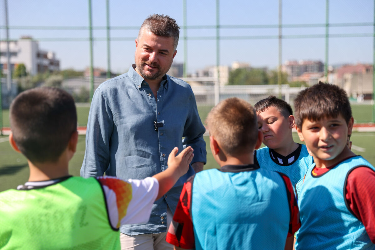 Buca Belediyesi Yenigün Spor Tesisleri’ndeki futbol kurslarını ziyaret eden Buca