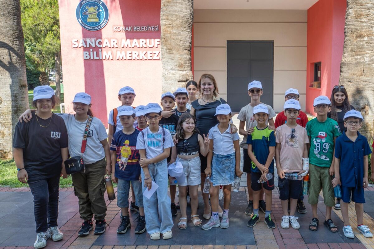 Konak Belediyesi’nin muhtarlıklarla işbirliğiyle düzenlediği bilim gezilerinin ilkine Konak Belediye