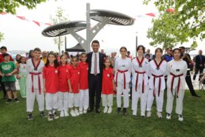 Bayraklı Belediyesi‘nin yaz spor okulları, çocukların gelişimlerini destekleyerek yaz tatillerini