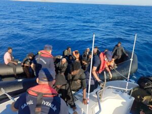 İzmir’in Çeşme ilçesi açıklarında, Yunanistan unsurlarınca Türk karasularına geri itilen