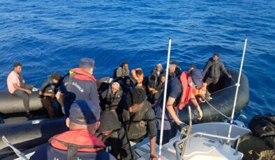 Yunan unsurların ittiği lastik bottaki 46 göçmen kurtarıldı