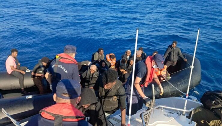 Yunan unsurların ittiği lastik bottaki 46 göçmen kurtarıldı