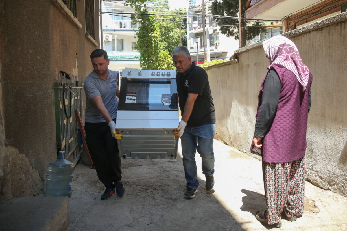 Konak Belediyesi’nin evden eve dayanışma halkasıyla Konaklılar arasındaki dayanışma bağı güçleniyor.
