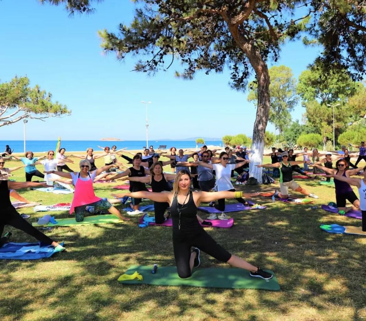 Menderes Belediyesi tarafından gerçekleştirilen pilates kursları renkli görüntüleresahne oluyor.Menderes Belediyesi’nin
