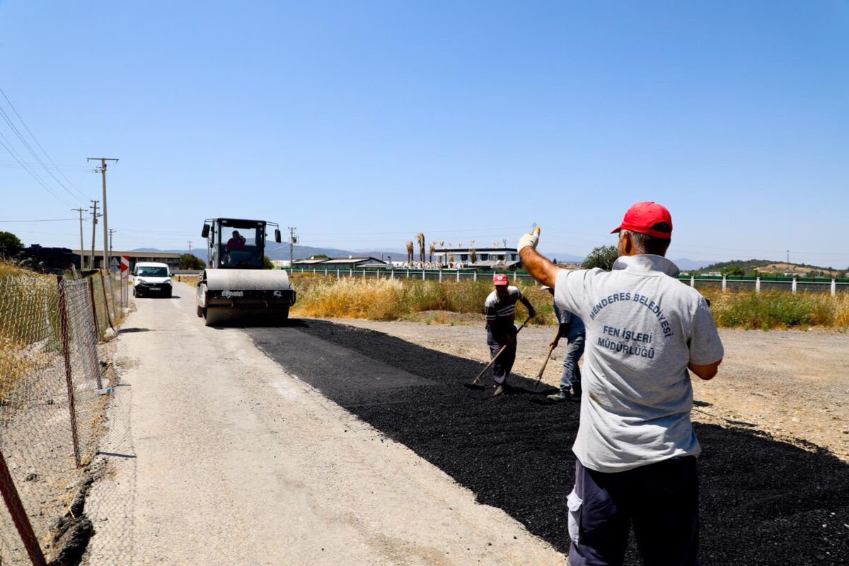 Sancaklı’nın yollarına yenileme Menderes Belediyesi tarafından yollarda yenileme ve bakım çalışmaları gerçekleştiriliyor. Menderes