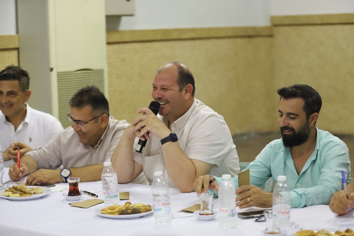 Menderes Belediye Başkanı İlkay Çiçek, yol arkadaşı muhtarlarla düzenlenen toplantıda