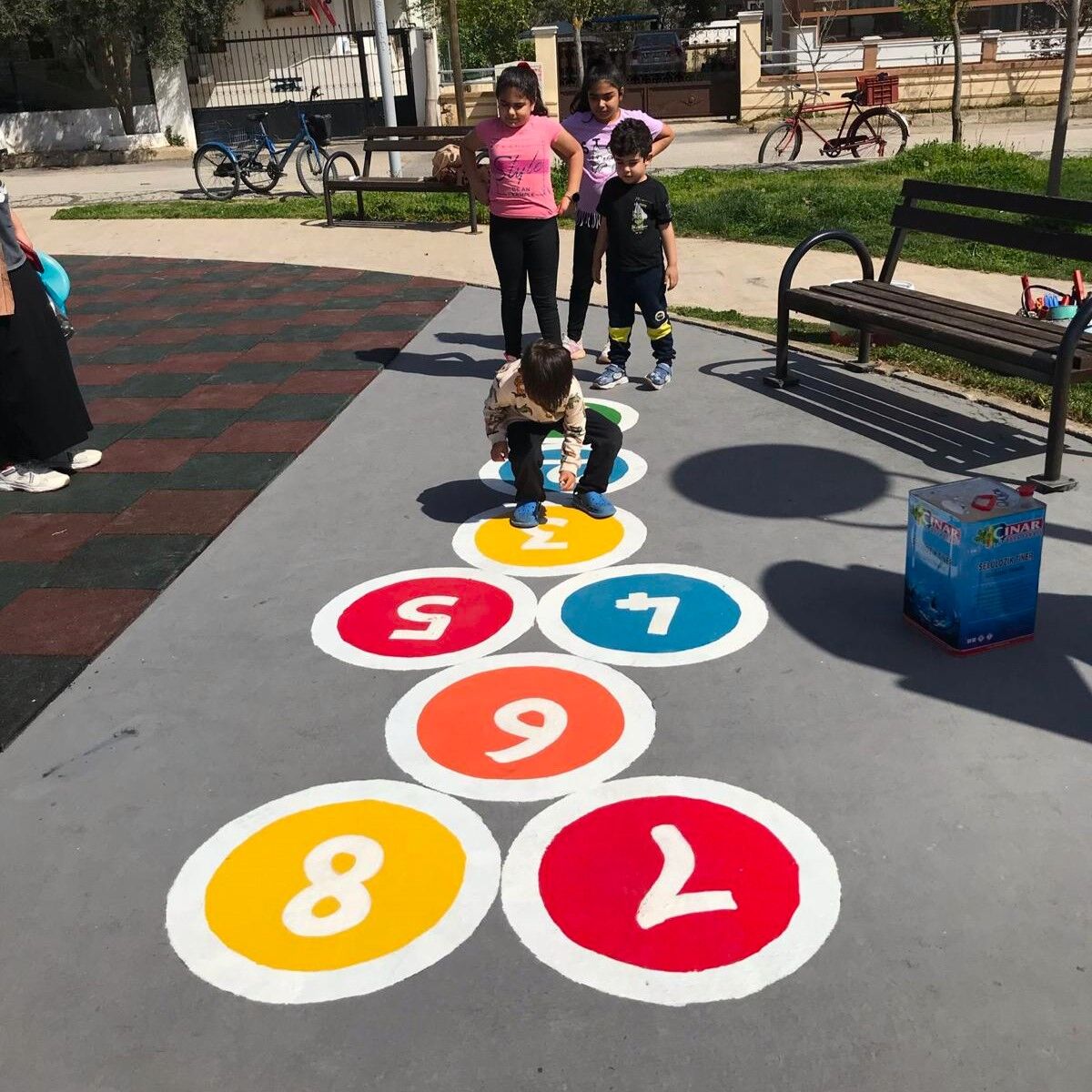 Menderes’te ‘çocukların oyun hakkı’ için parklar oyunlarla süsleniyor