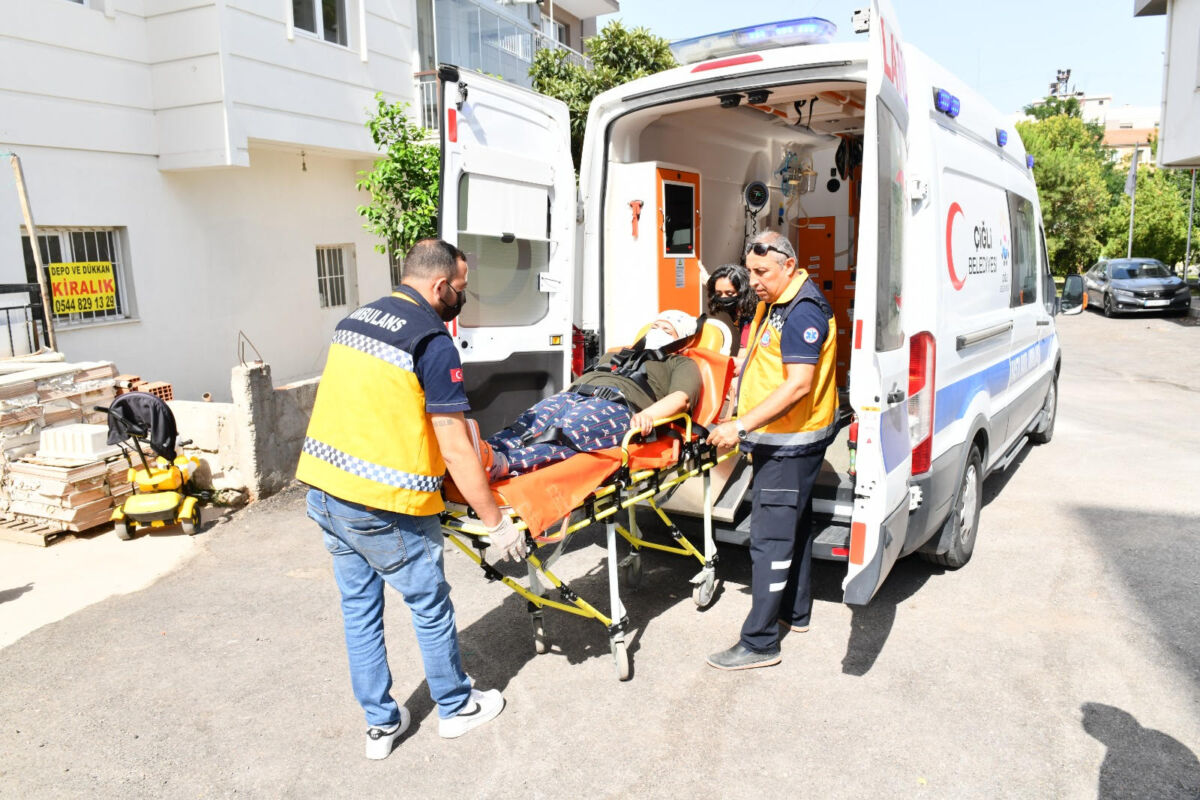 Çiğli Belediyesi, hasta nakil ambulansı ve uzman sağlık personelleri eşliğinde
