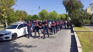 Aydın’ın Nazilli ilçesinde uyuşturucu satışı yapan suç örgütüne yönelik operasyonda,