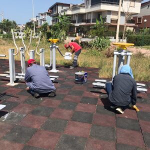 Menderes Belediyesi, ilçe genelindeki parklarda yıpranan malzemeleri yeniliyor. Menderes Belediyesi,