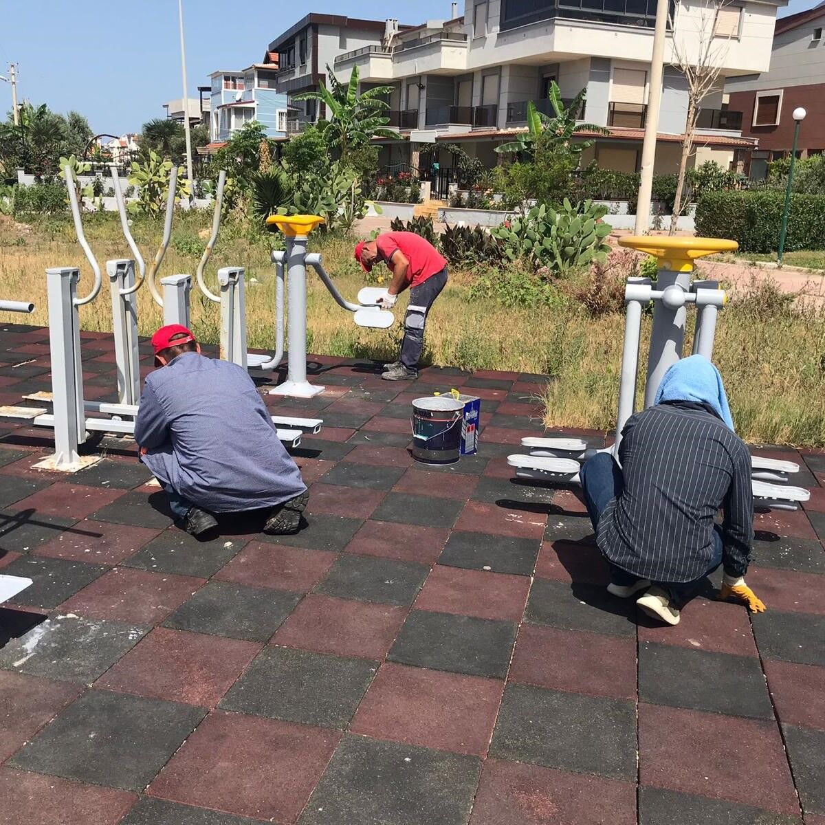Menderes Belediyesi, ilçe genelindeki parklarda yıpranan malzemeleri yeniliyor. Menderes Belediyesi,