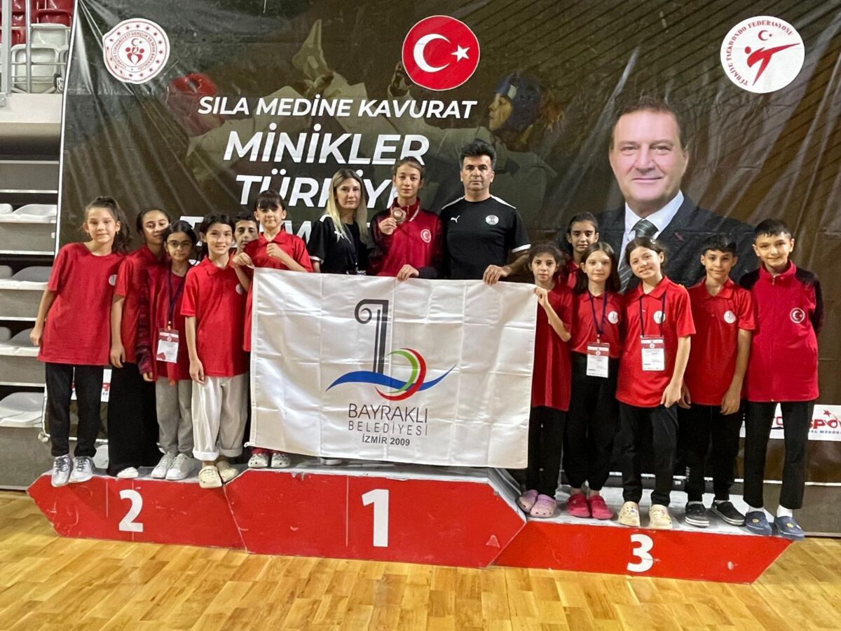 Sivas’ta düzenlenen Minikler Türkiye Tekvando Şampiyonası’na katılan Bayraklı Belediyesi sporcuları,