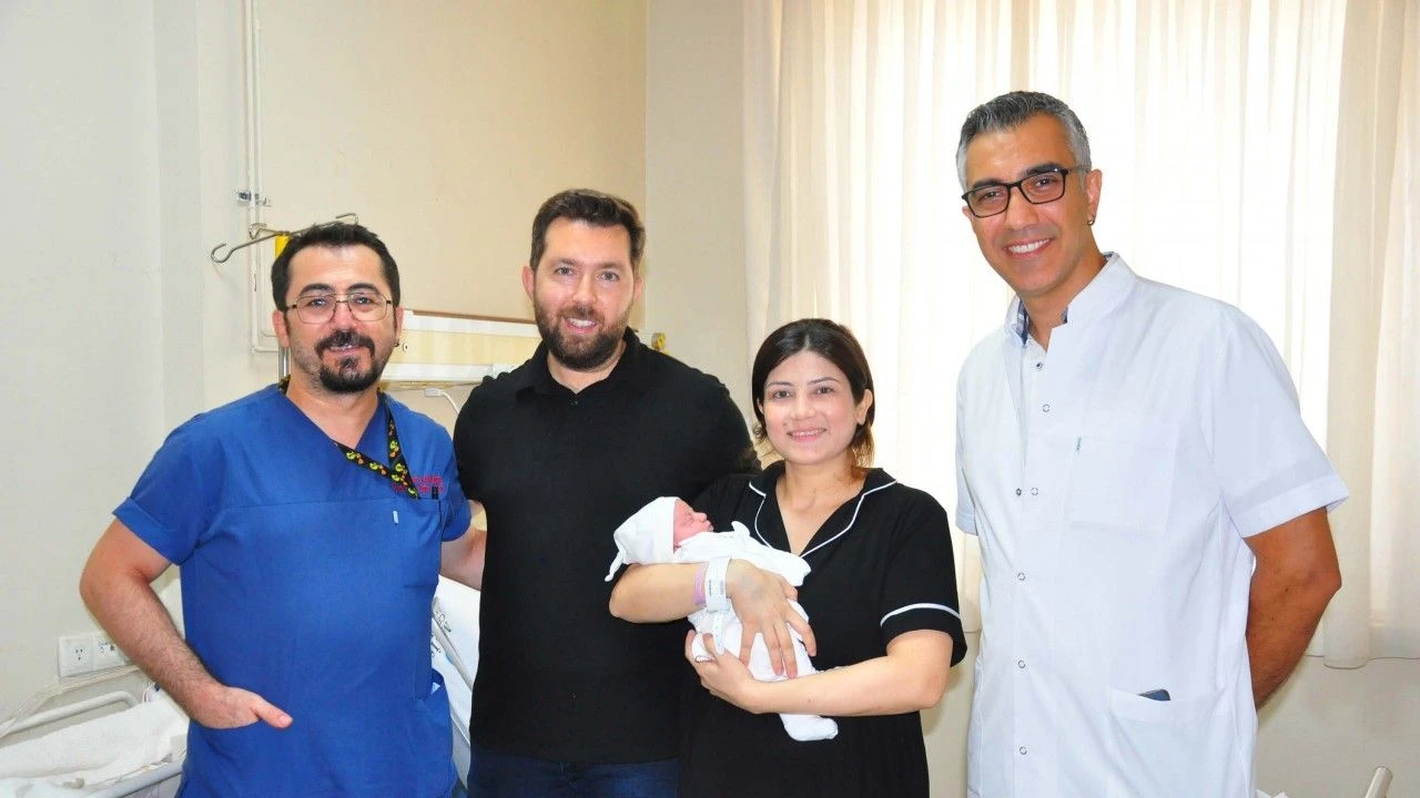 Anne karnındaki Vera bebek, kan nakliyle hayata tutundu Manisa’da, anne karnındayken anemiye (kansızlık) bağlı olarak kalbinin sağ yarısında
