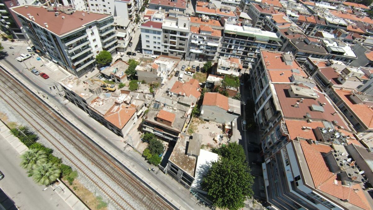 İzmir Büyükşehir Belediyesi Karşıyaka’nın Demirköprü ve Şemikler mahallelerinde trafik akışını